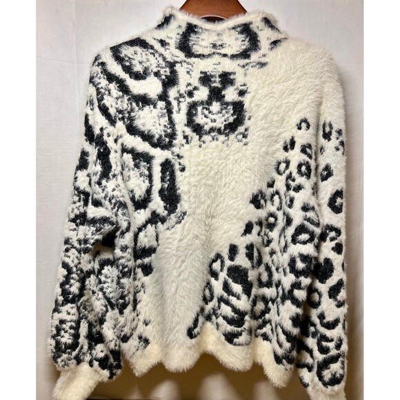 VINCE CAMUTO Animal Print Jacquard Eyelash Fuzzy Sweater Size L (Bx 18) - Picture 3 of 8